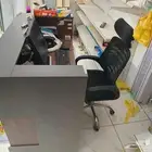 جهاز كبيوتر مع طابعة باركود وجهاز باركود ومكتب وكرسي