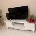 كنب وزولية سجاد وستارتين وتلفزيون بطاولته