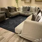 كنب راقي بحالة ممتازة نظيف و طاولة خشبية