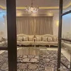 للبيع فله درج داخلي وشقتين مساحة 520