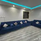 كنب مع طاولاته وطاولة شاشه