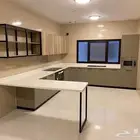 مطبخ داخل الالمنيوم والابواب خشب من غير الاجهزة