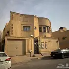 للبيع فلة بحي العزيزية دور وثلاث شقق
