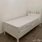 سرير و طاولة جانبيه من ايكيا
