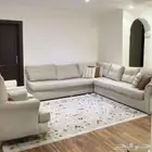 كنب للبيع شبه نظيف وغير مكسور مع اثنين كراسي