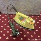 مكواة قديمة وتلفون قديم