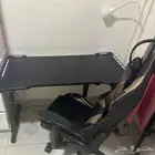 مكتب دراسة او العاب مع إنارة ليد وكرسي هيدروليكي بحالة جيدة