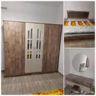 غرفة نوم تتألف من دولاب 3 ابواب وسرير نفرينن ومراية دائرية