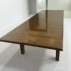 طاولة خشبية