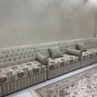 يوجد كنب 7 قطع وزاويتين وطاوله كبيره و4 طارلات خدمه