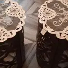 كنب على شكل حرف L بدون الستائر وطاولات وحده كبيره مع 4 صغار