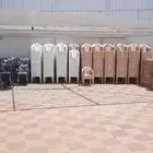 الكراسي البلاستيك البيج و الابيض من 10 ريال متوفر عدد 697 ال