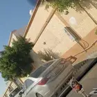 دور للبيع عمره 5سنوات علي شارع 25 5غرف وثلاثه حمامات مستودع