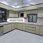 شوف هذا دولاب هذا تصميم جديد وسط لوني زي خشبي