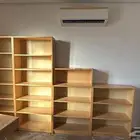 مكتبة خشب كما هو موضح بالصورة