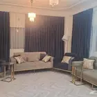 المجلس شامل الكنب والستاير 2500 مع طاولات الخدمة وطاولة الاس