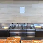 محل للتقبيل على شارع رئيسي الدمام