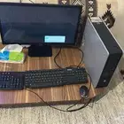كمبيوتر مع شاشة