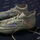 حذاء كرة قدم نايك مقاس عليه توقيع