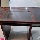 2 كرسي بني و2 اسود وطاوله