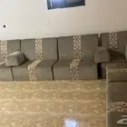 ايوجد عفش شقه للبيع غرفه نظيفه خشب نظيف وكنب 7 قطع نظيف