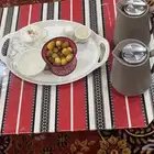 طاوله كبيره و معاها 6 صغار ب 60