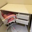 للبيع مكتب وكرسي وأبجورة