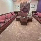 كنب مجلس متصل تصميم مغربي ومعه طاولات خشب وستارتين طقم