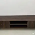 طاولة تلفزيون ومكتبه نظيفه جدا