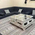 مجلس نظيف مع الطاولات والفرشه