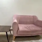 للبيع كنب جديد نفرين و طاولة تلفزيون وطاولة جانبيه