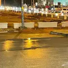 كراسي خرسانية وحاويات واحواض للحدائق