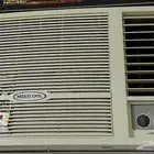 مكيف شباك (حار -بارد) نظيف للبيع 350 ريال