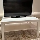 تلفزيون وطاولة