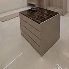 جزيرة غرفة ملابس مع مقعد جانبي