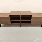 طاولة (بترينة) تلفزيون