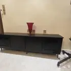 طاولة تلفزيون او دولاب ارضي بدروج وابواب خشب تفصيل ممتاز