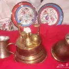 للبيع 3 قطع نحاسيات قديمه و3 قطع فخار قديم نقش يدوي