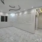 شقه للايجار فى المهديه طابق ثاني مدخلين 3غرف وصاله بسعر40الف