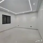 شقة جديده للايجار بالمهديه 3 غرف وصاله طابق اول السعر 50 الف