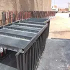 صبات خرسانية صغيرة ولوحات إرشادية وممرات مشاة وممرات عادية