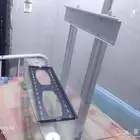 طاوله شاشه البيع(TV Stand) أرضي ذو أرفف زجاجية.