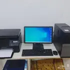 كمبيوتر مكتبي مع الطابعة وتصوير اتش بي