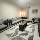 طقم كنب مع طاولات وسجادة