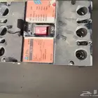 قاطع كهرباء مستخدم نضيف مره 200 امبير عدد 4 قاطع بالصندوق