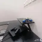 سوني فور مع طاوله حرف L وا يدتين وا سلك  اتش دي