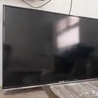 شاشة تلفزيون عادي وطاوله