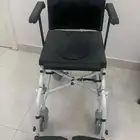 السلام عليكم كرسي حمام متحرك واتقدر تخليه كرسي عاوجديد للييع