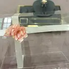 علبة مجوهرات شفافة مع غطاء استعمال نظيف.