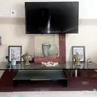 طاولة بلازما فاخرة ونظيفة